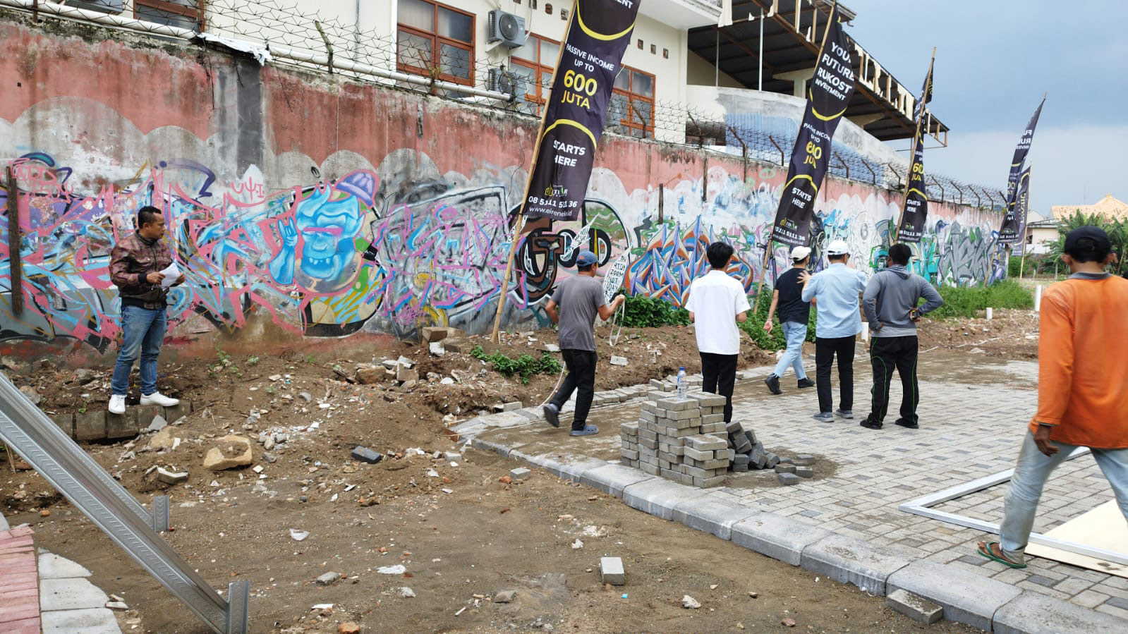 Penanda lokasi dan branding Eirene Livin di jalan utama