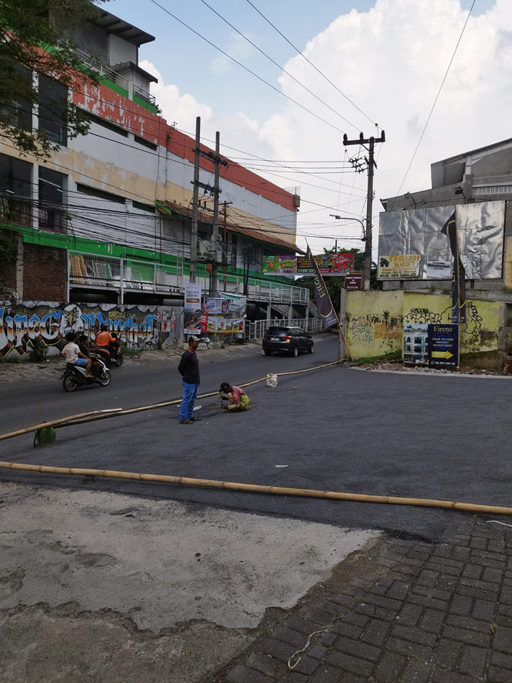 Progres pengaspalan akses masuk Eirene Livin Malang